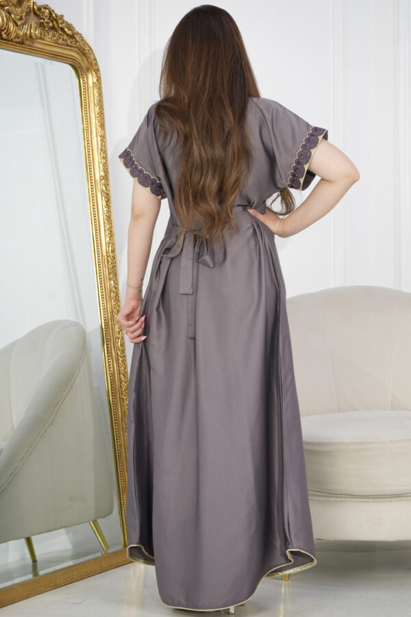 ⁦جلابيه موف مطرزه تطريز كبيوتر من امام مع فصوص⁩ - الصورة ⁦3⁩