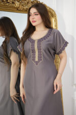 ⁦جلابيه موف مطرزه تطريز كبيوتر من امام مع فصوص⁩ - الصورة ⁦4⁩