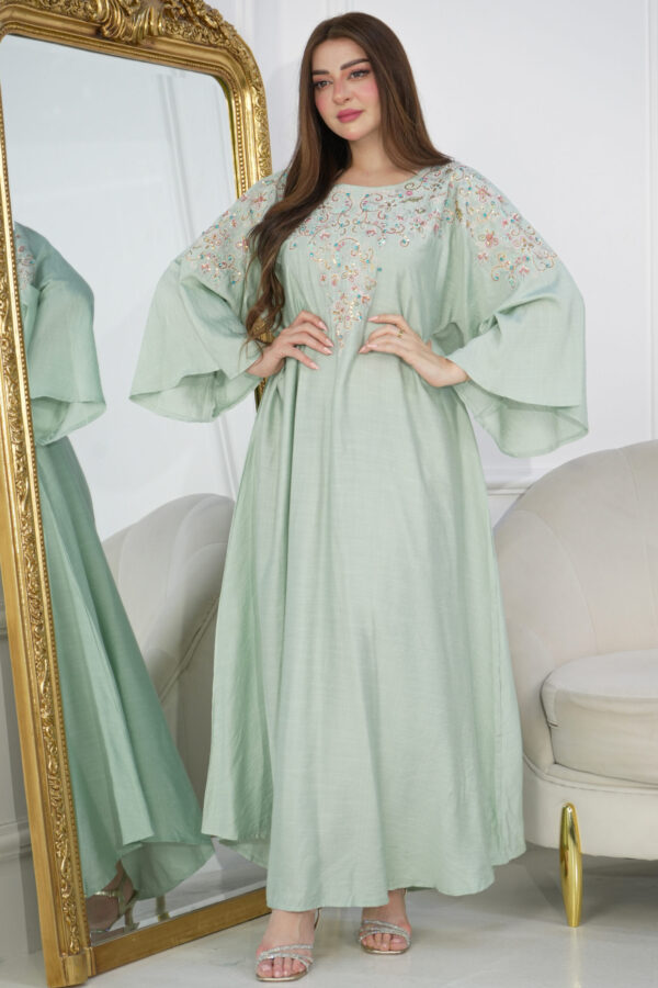 ⁦جلابيه تيفاني بخرز من صدر منتد الى اكتاف⁩ - الصورة ⁦2⁩