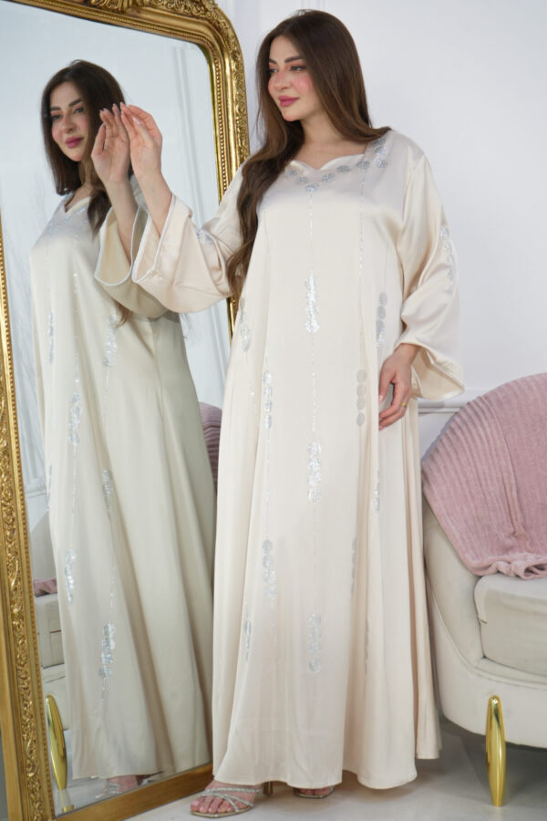 ⁦جلابيه بيج بفصوص محدد من امام و اكتاف⁩ - الصورة ⁦2⁩