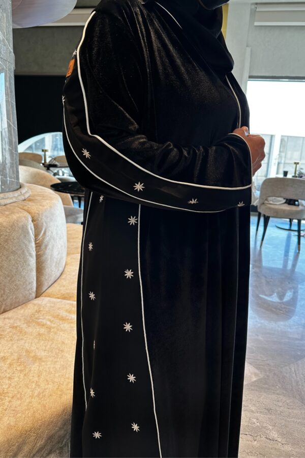 ⁦عبايه مخمل بتطرير على اجناب واكتاف بلون ابيض⁩ - الصورة ⁦3⁩