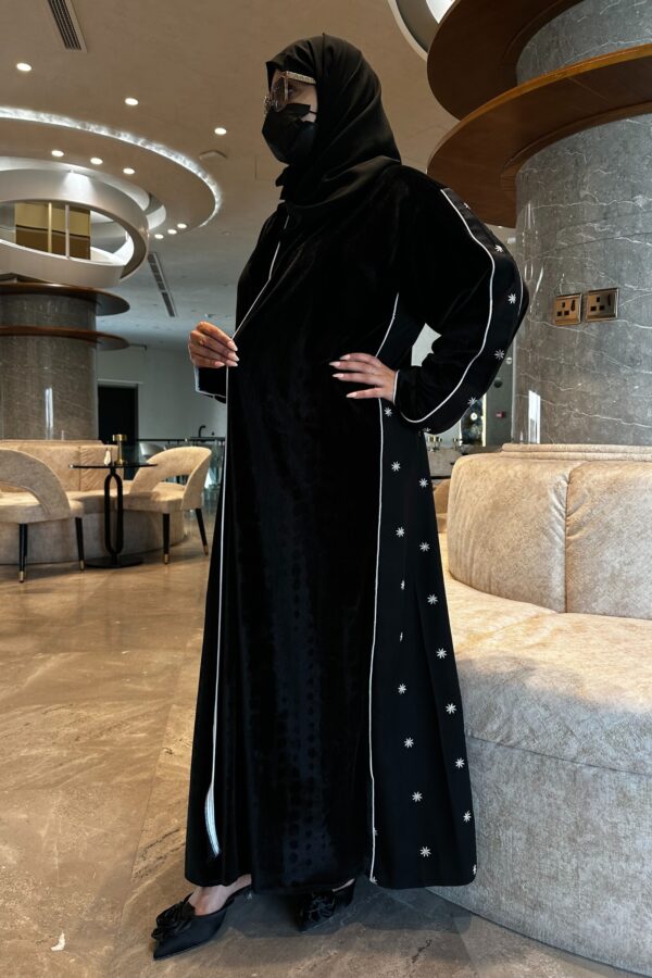 ⁦عبايه مخمل بتطرير على اجناب واكتاف بلون ابيض⁩ - الصورة ⁦4⁩