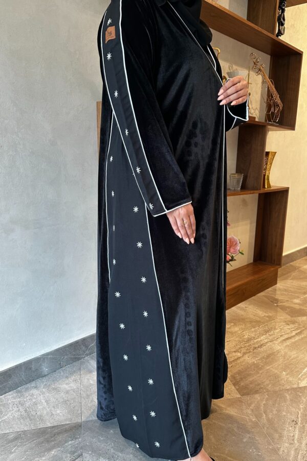 ⁦عبايه مخمل بتطرير على اجناب واكتاف بلون ابيض⁩ - الصورة ⁦5⁩