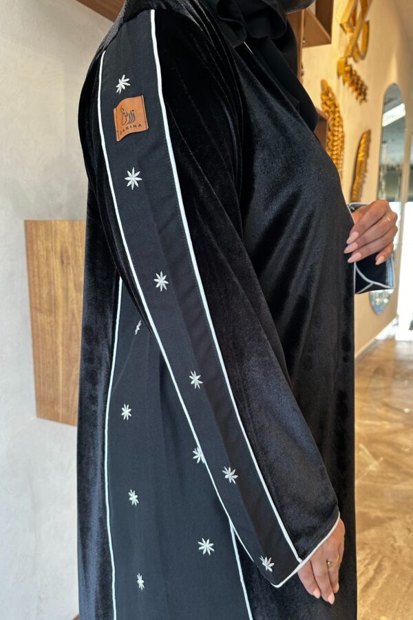 ⁦عبايه مخمل بتطرير على اجناب واكتاف بلون ابيض⁩ - الصورة ⁦6⁩