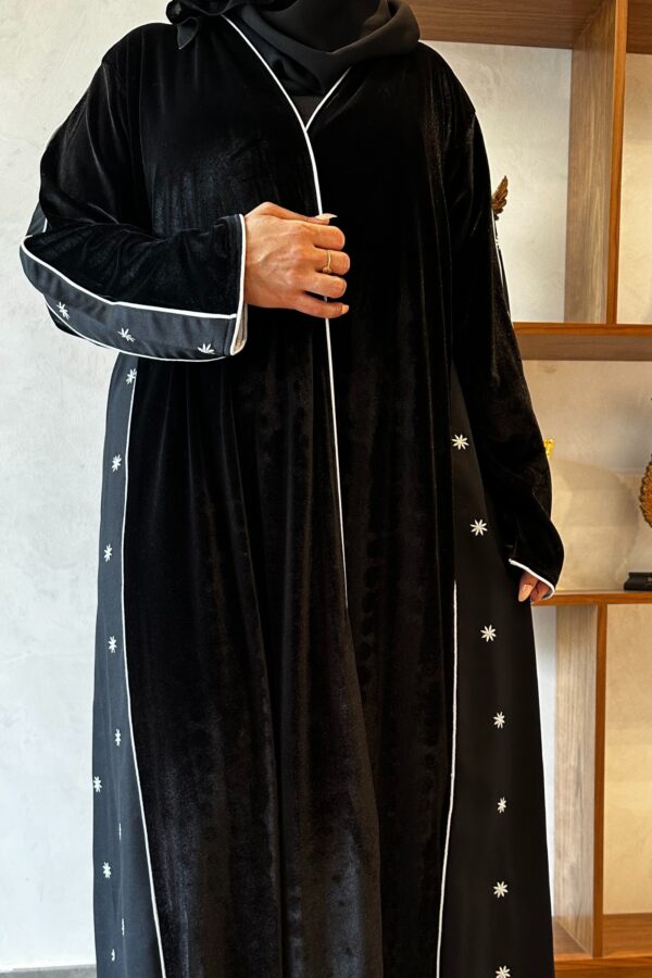 ⁦عبايه مخمل بتطرير على اجناب واكتاف بلون ابيض⁩ - الصورة ⁦7⁩