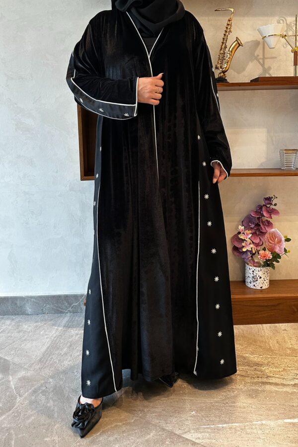 ⁦عبايه مخمل بتطرير على اجناب واكتاف بلون ابيض⁩ - الصورة ⁦2⁩