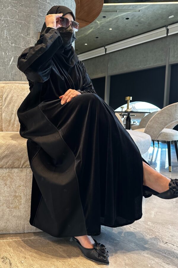 ⁦عباية مخمل بتطرير على اجناب واكتاف بلون اسود⁩ - الصورة ⁦4⁩