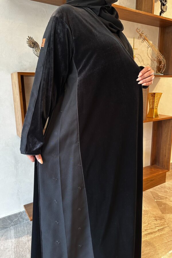 ⁦عباية مخمل بتطرير على اجناب واكتاف بلون اسود⁩ - الصورة ⁦2⁩