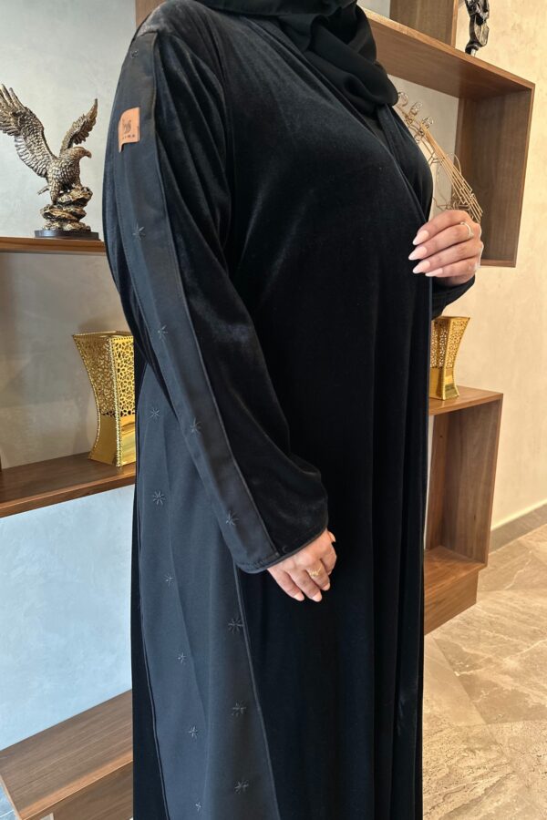 ⁦عباية مخمل بتطرير على اجناب واكتاف بلون اسود⁩ - الصورة ⁦6⁩