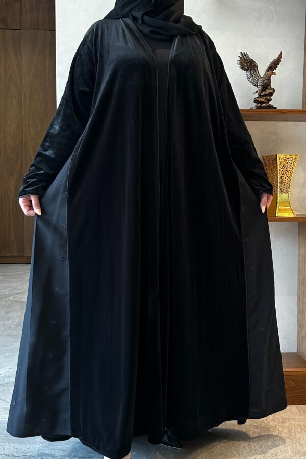 ⁦عباية مخمل بتطرير على اجناب واكتاف بلون اسود⁩ - الصورة ⁦7⁩