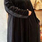 عباية مخمل بتطرير على اجناب واكتاف بلون اسود