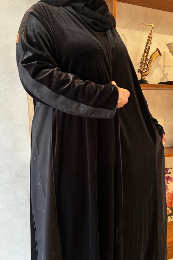 ⁦عباية مخمل بتطرير على اجناب واكتاف بلون اسود⁩ - الصورة ⁦5⁩