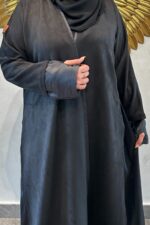 عباية شامواه ربع كلوش محدده اسود و بأكمام معصم