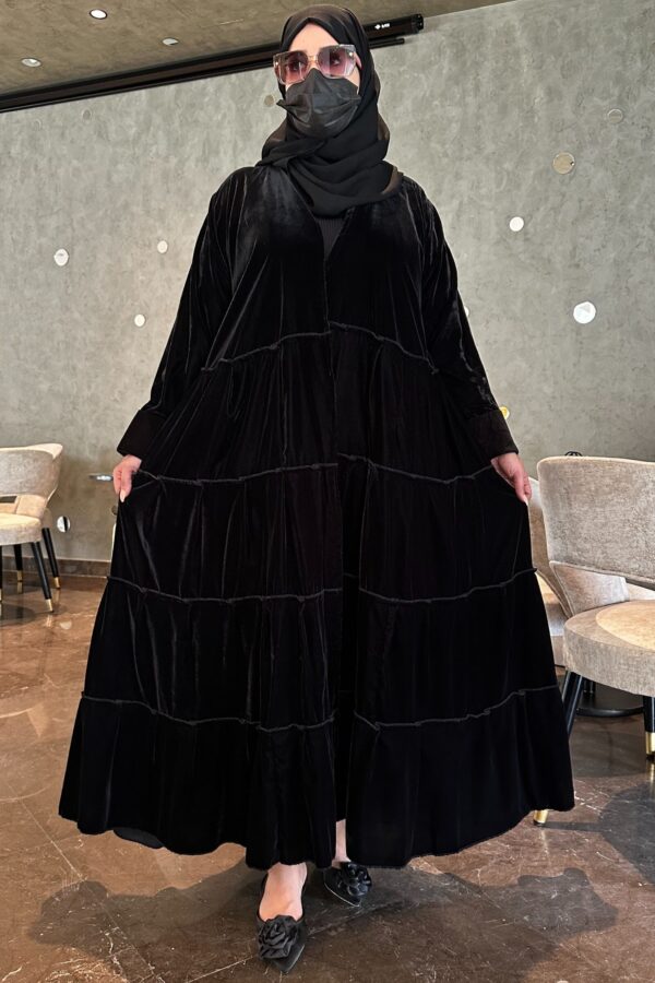 ⁦عباية مخمل بطبقات مكسره من الاسفل و مرتبه⁩ - الصورة ⁦3⁩