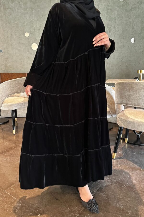 ⁦عباية مخمل بطبقات مكسره من الاسفل و مرتبه⁩ - الصورة ⁦5⁩