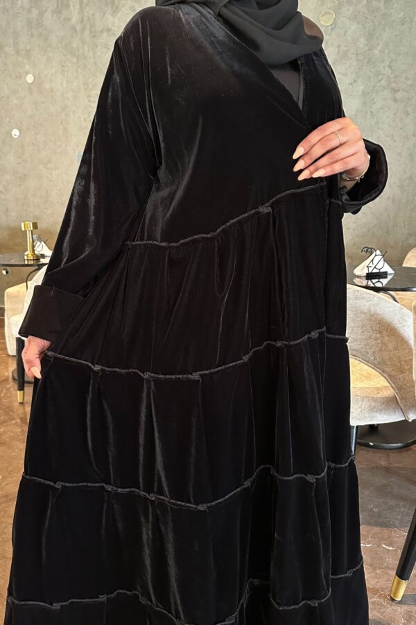 ⁦عباية مخمل بطبقات مكسره من الاسفل و مرتبه⁩ - الصورة ⁦6⁩