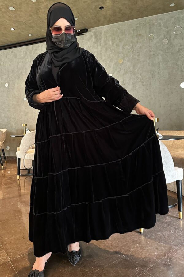 ⁦عباية مخمل بطبقات مكسره من الاسفل و مرتبه⁩ - الصورة ⁦2⁩