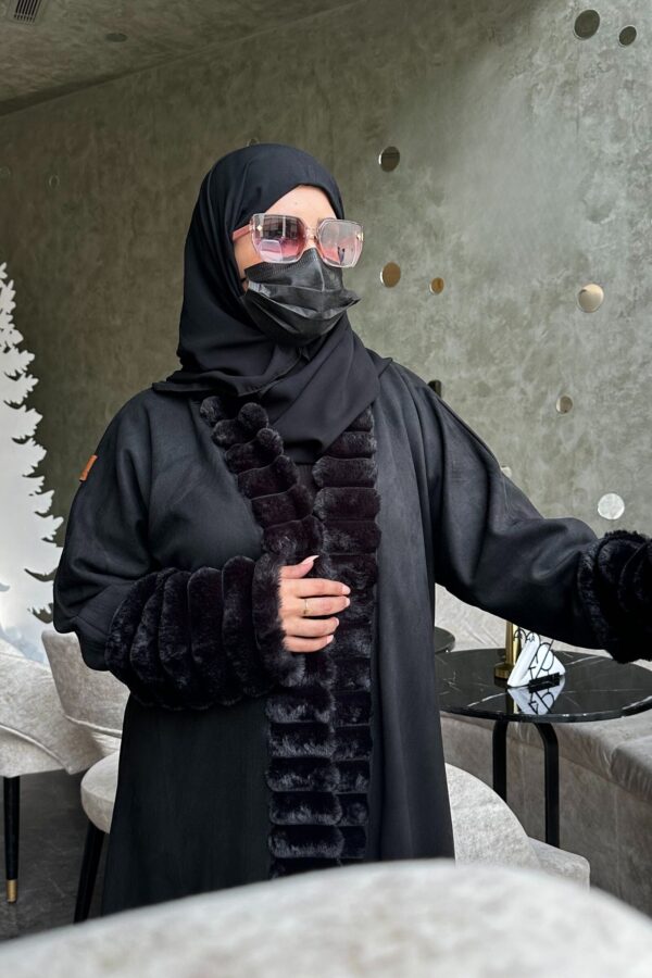 ⁦عباية فروه شتوي اسود⁩ - الصورة ⁦4⁩