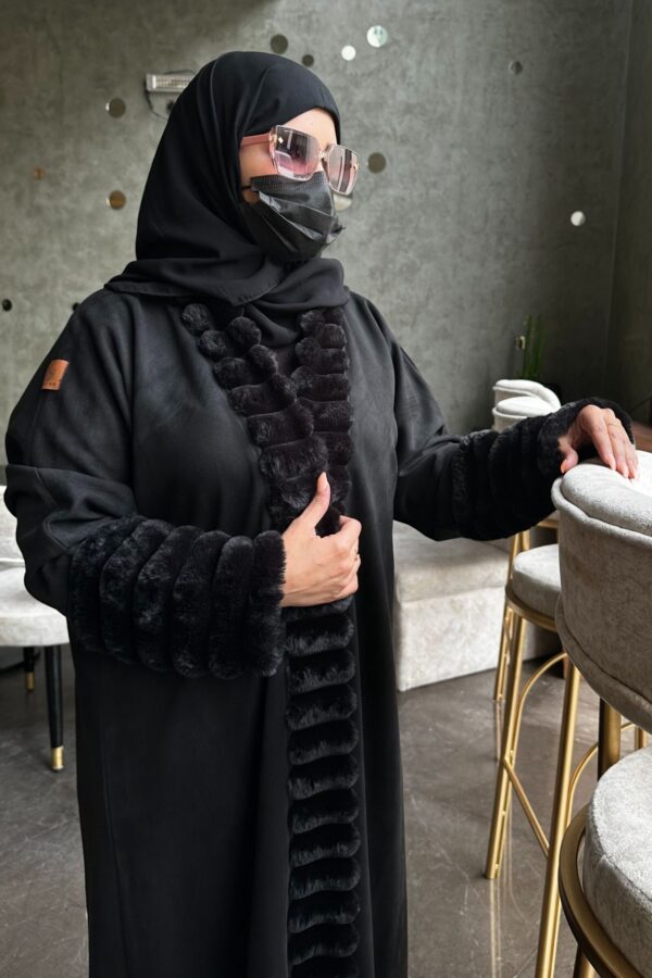 ⁦عباية فروه شتوي اسود⁩ - الصورة ⁦7⁩