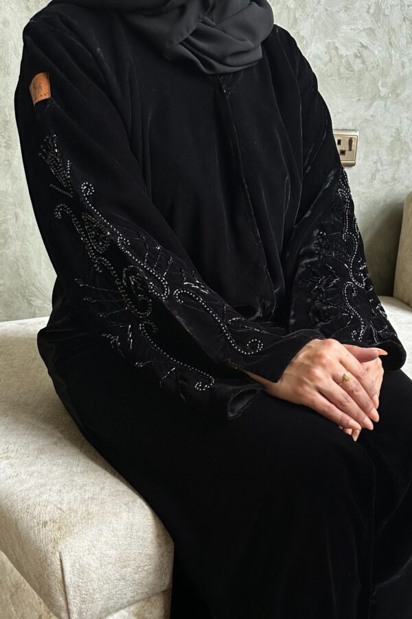 ⁦عباية مخمل بتطريز شك اسود على الاكمام⁩ - الصورة ⁦9⁩