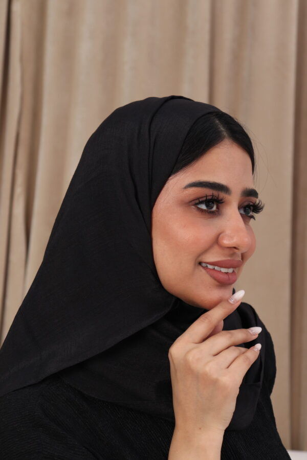 ⁦طرحه اسود لنن⁩ - الصورة ⁦2⁩
