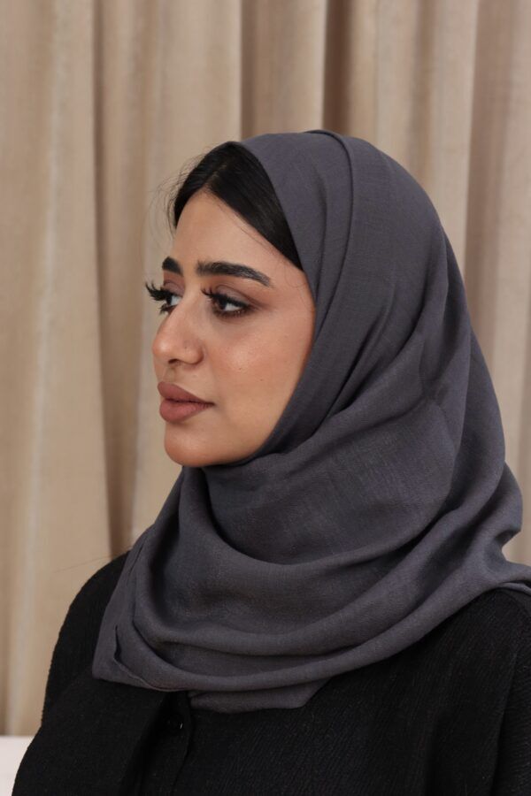 ⁦طرحه رمادي غامق لنن⁩ - الصورة ⁦2⁩