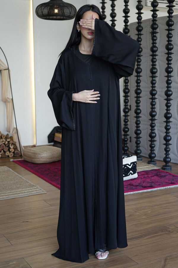 ⁦عباية كلوش بكسر من خلف و محدد بفصوص اسود⁩ - الصورة ⁦2⁩