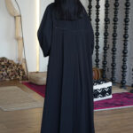 عباية كلوش بكسر من خلف و محدد بفصوص اسود
