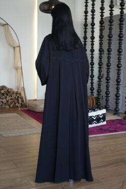 عباية كلوش بكسر من خلف و محدد بفصوص اسود