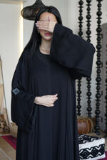 ⁦عباية كلوش بكسر من خلف و محدد بفصوص اسود⁩ - الصورة ⁦3⁩
