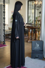 ⁦عباية كلوش بكسرات من الامام والخلف محدد بفصوص⁩ - الصورة ⁦4⁩