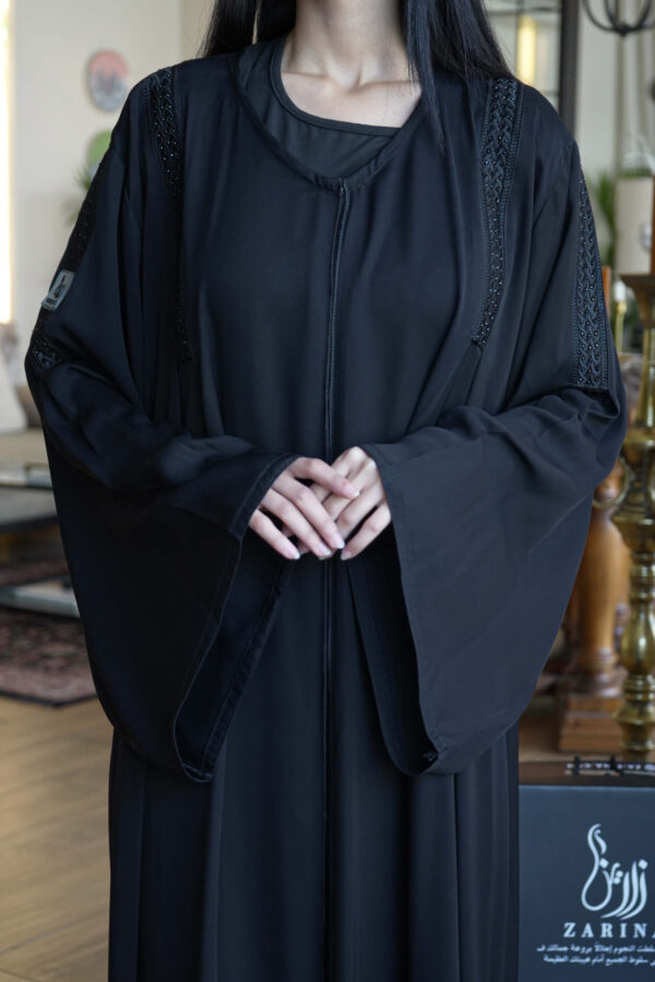 ⁦عباية كلوش بكسرات من الامام والخلف محدد بفصوص⁩ - الصورة ⁦3⁩