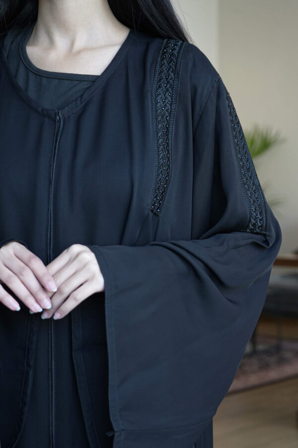 ⁦عباية كلوش بكسرات من الامام والخلف محدد بفصوص⁩ - الصورة ⁦5⁩