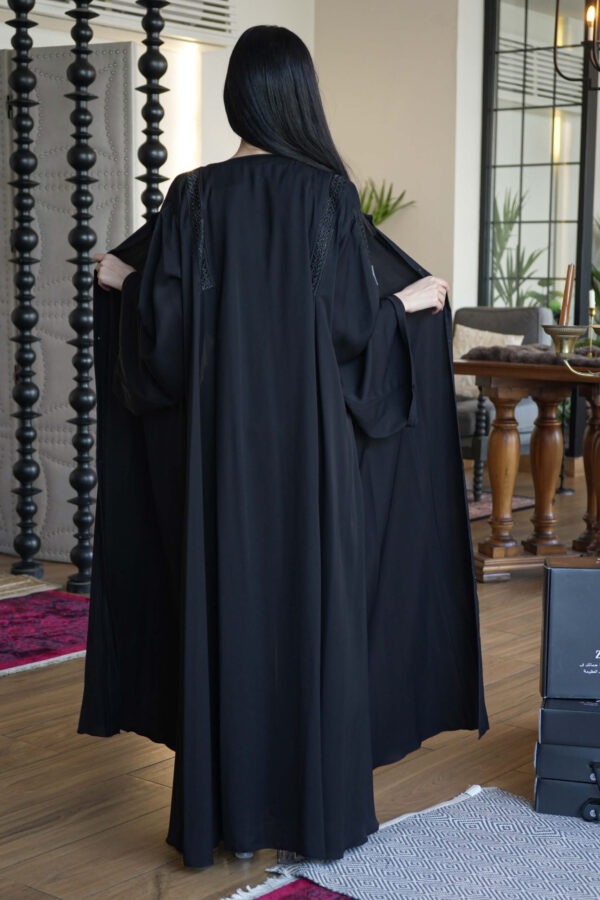 ⁦عباية كلوش بكسرات من الامام والخلف محدد بفصوص⁩ - الصورة ⁦2⁩