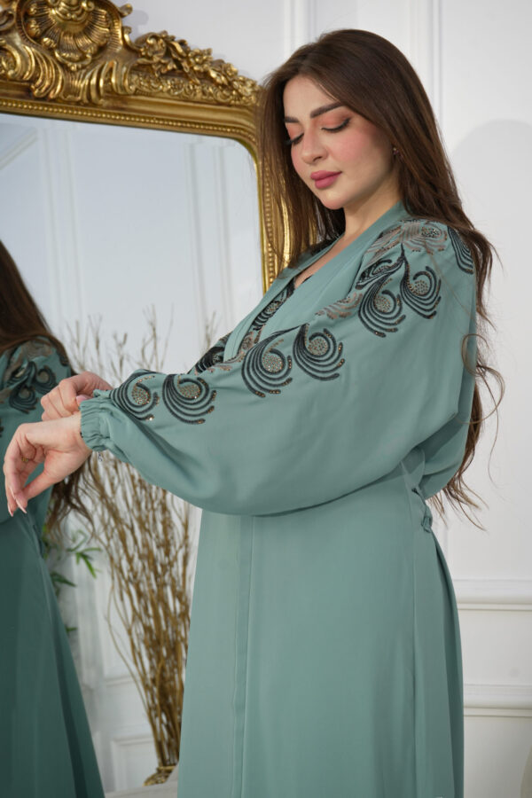 ⁦جلابيه تيفاني بطبقه داخليه و تطريز من الصدر ممتده على اكتاف⁩ - الصورة ⁦2⁩