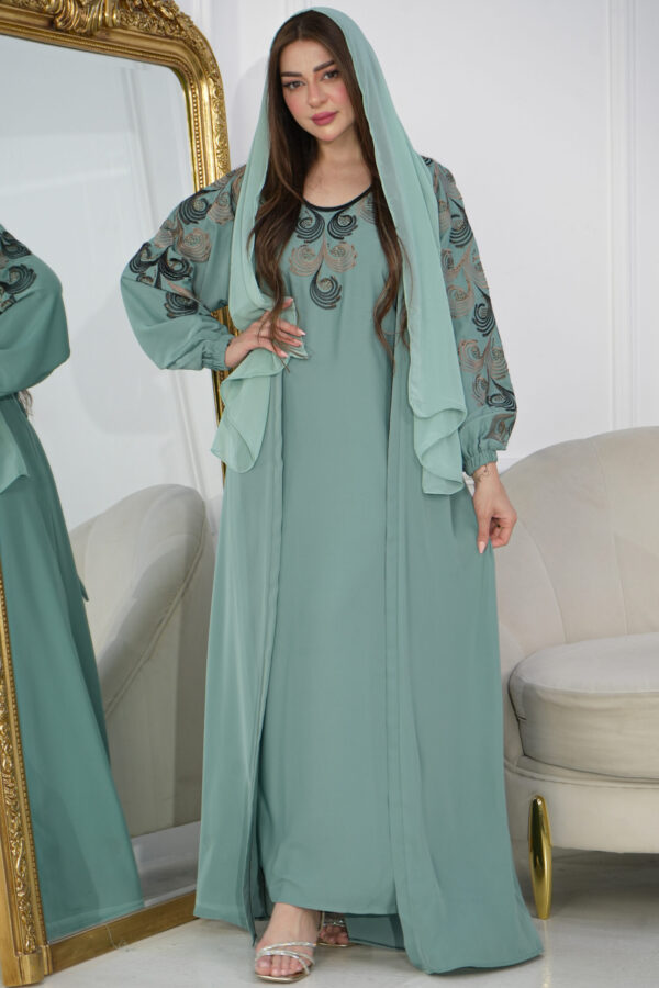 ⁦جلابيه تيفاني بطبقه داخليه و تطريز من الصدر ممتده على اكتاف⁩ - الصورة ⁦3⁩