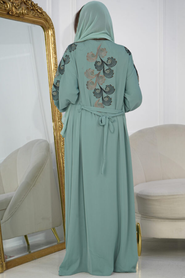 ⁦جلابيه تيفاني بطبقه داخليه و تطريز من الصدر ممتده على اكتاف⁩ - الصورة ⁦4⁩