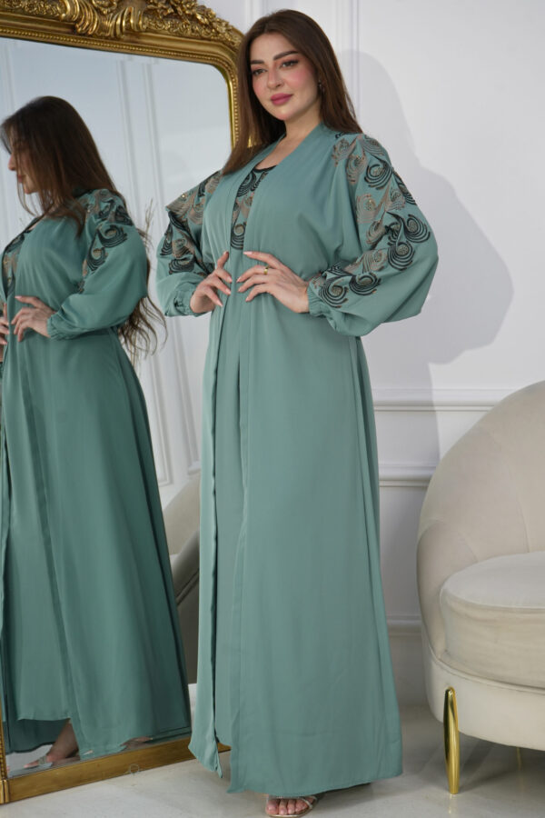 ⁦جلابيه تيفاني بطبقه داخليه و تطريز من الصدر ممتده على اكتاف⁩ - الصورة ⁦7⁩