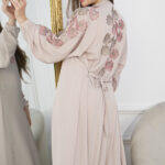 جلابيه بيج بطبقه داخليه و تطريز من الصدر ممتده على اكتاف
