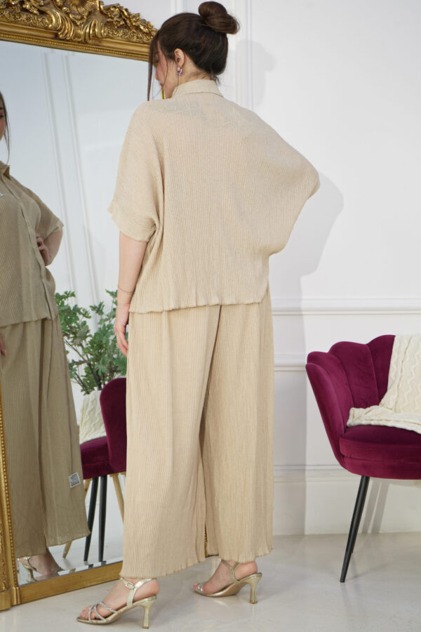 ⁦طقم كاجوال بيج تتكون من قطعتين بأكمام قصيرة وبنطلون طويل⁩ - الصورة ⁦4⁩