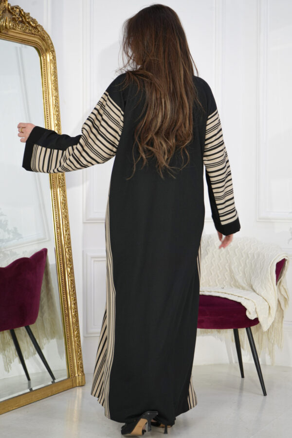 ⁦عبايه ساده قماش جاكار مخطط ببيج واسود⁩ - الصورة ⁦8⁩