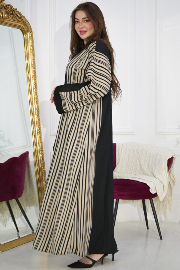 ⁦عبايه ساده قماش جاكار مخطط ببيج واسود⁩ - الصورة ⁦3⁩