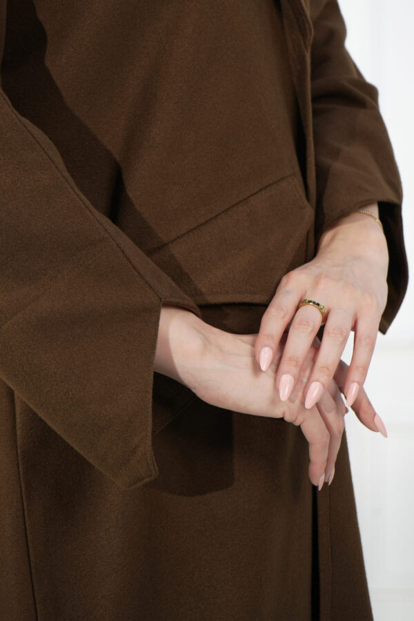 ⁦عباية جوخ بني شتوية رسمية بقصة ربع كلوش⁩ - الصورة ⁦2⁩