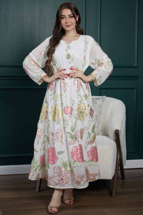 ⁦جلابيه ابيض بترتر كامل على شكل ورود⁩ - الصورة ⁦3⁩