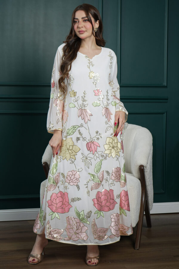 ⁦جلابيه ابيض بترتر كامل على شكل ورود⁩ - الصورة ⁦5⁩