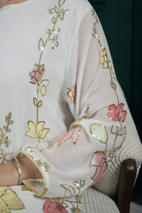 ⁦جلابيه ابيض بترتر كامل على شكل ورود⁩ - الصورة ⁦6⁩