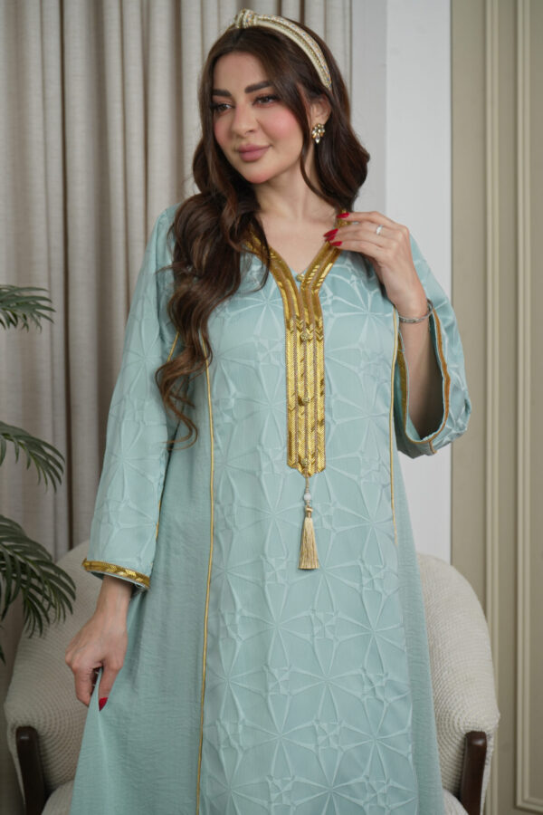 ⁦جلابيه جاكار بشريط شك ذهبي من امام⁩ - الصورة ⁦4⁩