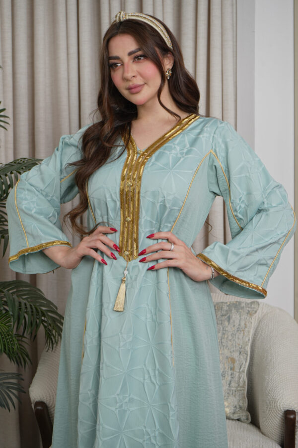 ⁦جلابيه جاكار بشريط شك ذهبي من امام⁩ - الصورة ⁦5⁩