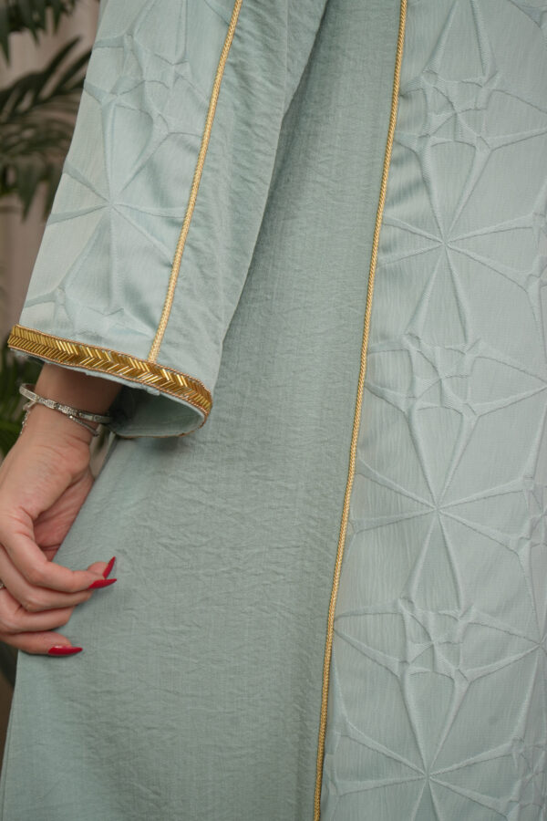 ⁦جلابيه جاكار بشريط شك ذهبي من امام⁩ - الصورة ⁦8⁩