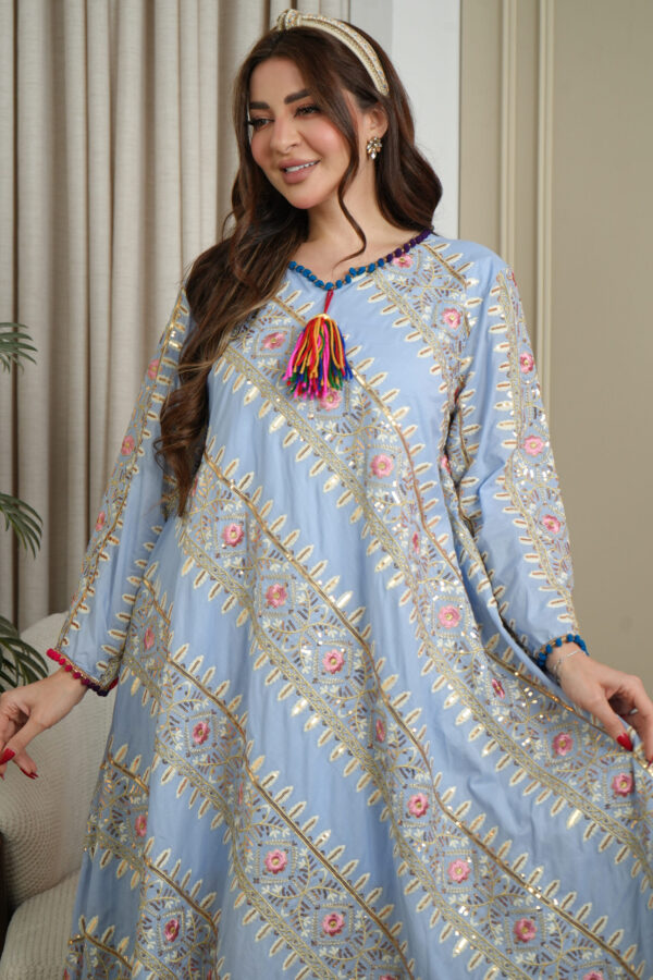 ⁦جلابيه سماوي بترتر على شكل خطوط⁩ - الصورة ⁦2⁩